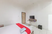 RedDoorz near Taman Kota Lapang Merdeka Sukabumi Hotel a Warudoyong