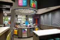 ترو باي هيلتون باتون روج آي-10 إيست