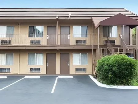 Days Inn by Wyndham San Bernardino Отели рядом с достопримечательностью «East Highland Reservoir»