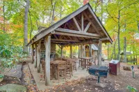 Hike & Ski: Mtn-View Gem w/ Balcony in Burnsville! - 駐車場