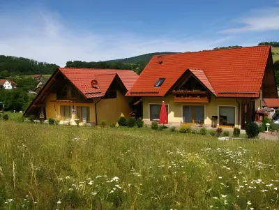 Landhaus Talblick- Boutique B&B-Pension-Gästehaus فنادق في Stadtlengsfeld