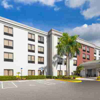 Hampton Inn & Suites Boynton Beach Hotel Exterior