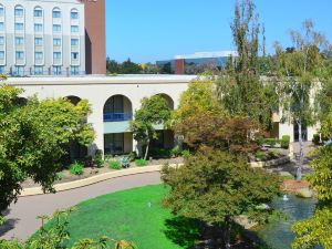 DoubleTree by Hilton Newark-Fremont