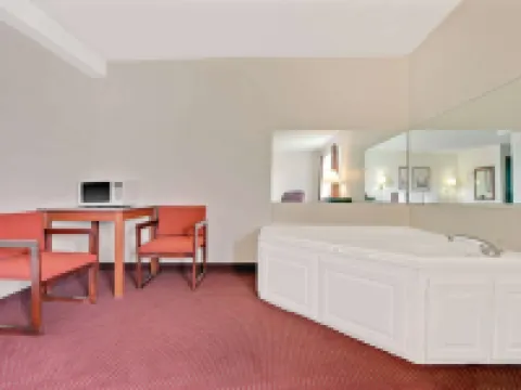 Super 8 by Wyndham Riverside/Kansas City Hotels in Platte County