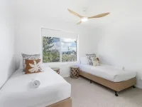 Coastal Home, 500m Walk to Hospital with Ocean Views
