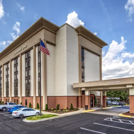 Hampton Inn Charlotte-University Place Отели рядом с достопримечательностью «Торговый центр Tryon»