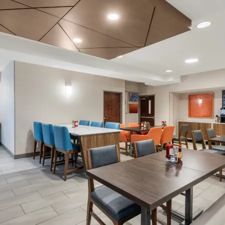 Holiday Inn Express & Suites PORTLAND-JANTZEN BEACH by IHG
