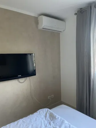 T2 46m2 apartment with 12m2 terrace overlooking the estate's superb swimming pool Отели рядом с достопримечательностью «Музей Пикассо»