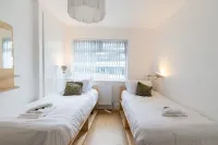 Modern Haven, Sleeps 6, Free Parking, Central.