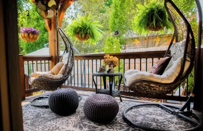 Cozy 2-bedroom pet friendly bungalow in the heart of Springfield Discovery Center of Springfield附近的飯店