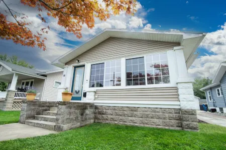 Port Clinton Lake House! 10 minute walk to Jet Express and town center