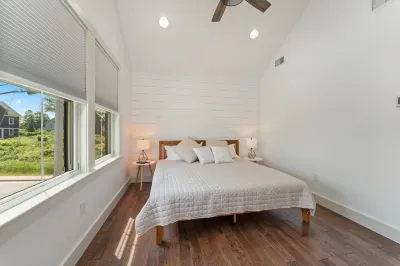 Amazing new construction in this beautiful home, walk to Rodger Wheeler Beach. ポイント・ジュディス灯台周辺のホテル