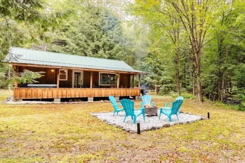 Scenic Adirondack Cabin w/ Hot Tub - River Bend - Chalets