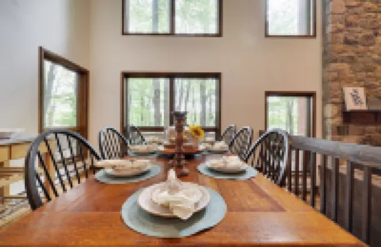 Spacious Lakefront 4 bedroom, 2 bath Mountain Retreat with Private Beach, Kayaks