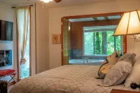 Twilight Trails- 3 bedroom cabin. 6 min away from downtown Eureka Springs!