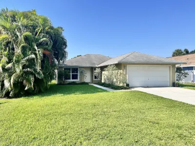 Family-friendly home near Downtown, Stadium, & Beaches. Downtown Abacoa附近的飯店