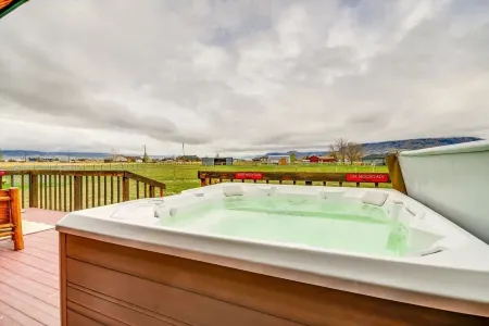 Cody retreat with a view and hot tub
