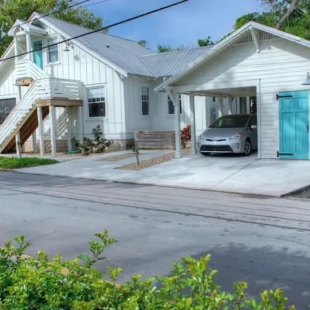 Luxe Lemon Loft in Historic Downtown St Aug