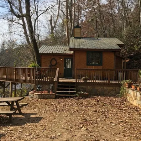 CHESTATEE RIVER CABIN is a prefect pet friendly get away close to Dahlonega