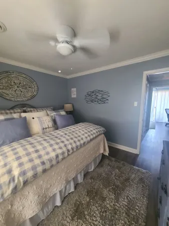 Benjamin's by the lake/Walk to cool pool