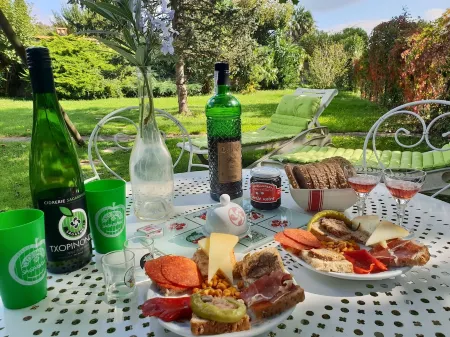 T3 + Basque Coast Terrace (Furnished with Tourism Classified  ) Sea and Mountain Отели в г. Сен-Пе-Сюр-Нивель