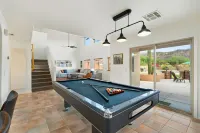 NEW! Cozy Saguaro Heated Pool, Hot Tub, Mini Golf, Pool Table, Fire Pit, Arcade!