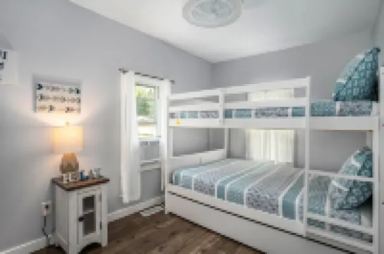 Charming  South Haven Cottage - 5 minute to the beach!