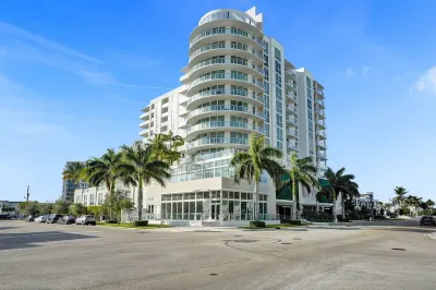 Luxury Condo On The Beach. Huge Private Balcony. 5-Star Amenities