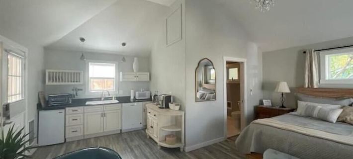 Luxuriously comfortable & peaceful getaway downtown Ashland, with views. Hotels in Ashland