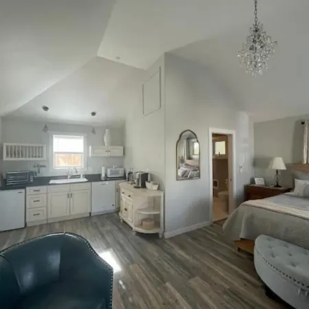 Luxuriously comfortable & peaceful getaway downtown Ashland, with views.