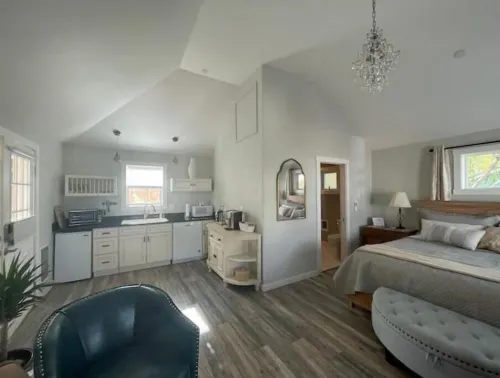 Luxuriously comfortable & peaceful getaway downtown Ashland, with views.