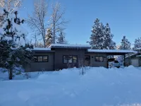 Lucky Star Cabin, A Mountain Modern Winthrop home on the Methow Trails system!
