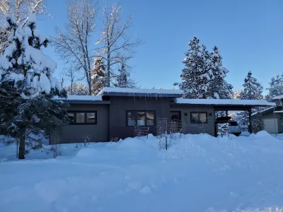 Lucky Star Cabin, A Mountain Modern Winthrop home on the Methow Trails system!