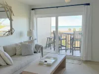 Modern Beachfront Condo: Views from Every Room Heated Pool+ Ferry+ Parking!!