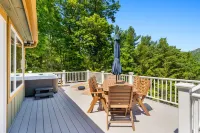 Luxury Home with MountainViews•PoolTable•Chefs Kitchen•FirePit Hotels in Lake Lure