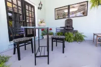 2 bedroom downstairs The Henry House and Queen pull out sofa