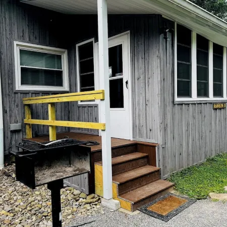 Ugly Cabin, Stunning Escape – Hot Tub! Fire Pit! Fast Wifi! Sunroom! Hiking!