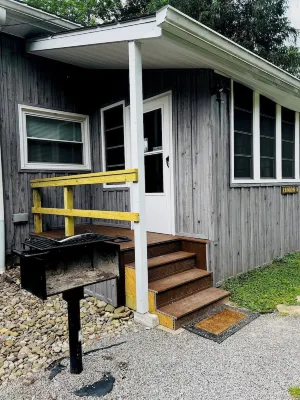Ugly Cabin, Stunning Escape – Hot Tub! Fire Pit! Fast Wifi! Sunroom! Hiking! 莫農加希拉國家森林附近的飯店
