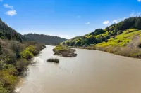 Cozy Riverview Cottage Retreat - walk to hiking trails & downtown Duncans Mills