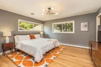 Beautiful riverside yard, hot tub, game room, large dining table!