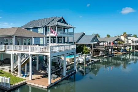 Agua Vista Waterfront Home 💥Hot Tub💥Sun Deck-Fish off Patio🎣Kayaks provided🛶