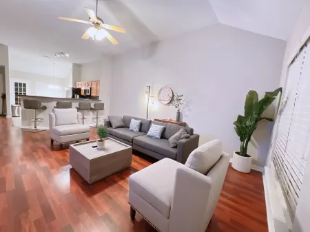 Cozy Home~HotTub~120" LaserTV