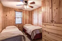 Charming 2-bedroom Hayward Cabin on Lac Courte Oreilles