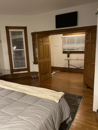 Cheerful Downtown 3 Bedroom home in the historic area of Columbus Отели в г. Колумбус