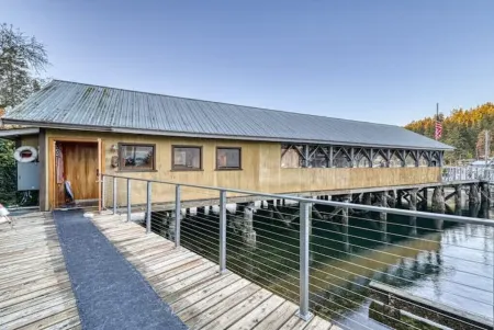 Historic Charming Boat in Downtown Harbor
