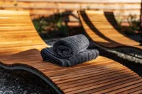 Pigeon House: Barn with hot tub, wood burner & large private garden. Hotels in Longden