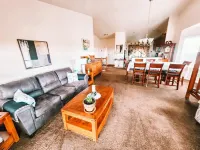 Peaceful Falcon Hot Tub Pet Friendly 3 King Beds - Homestays