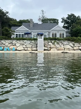 Brand new private  beachfront home in Mashpee on Waquoit Bay Отели рядом с достопримечательностью «Заповедник Джеу Понд»