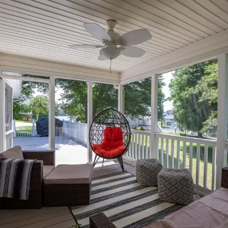 Spacious Lakehouse, Arcade Games, Huge Flat Yard, Premium Linens Included!