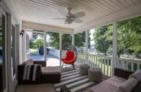 Spacious Lakehouse, Arcade Games, Huge Flat Yard, Premium Linens Included!